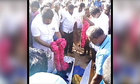 உவரி அருகே கடலில் மூழ்கி பலியான 3 மாணவர்களின் உடலுக்கு இன்பதுரை அஞ்சலி