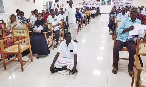 கலெக்டர் அலுவலகத்தில் விவசாயி சுப்பையா திடீர் தர்ணாவில் ஈடுபட்ட போது எடுத்தபடம்.