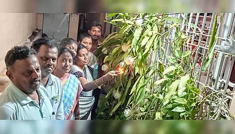 பிரம்ம கமலம் பூவிற்கு தீபாராதனை காட்டி வழிப்பட்ட பொதுமக்கள்.