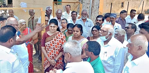 பொதுமக்களிடம் நகர்மன்ற தலைவி பவித்ரா ஷியாம் குறைகளை கேட்டறிந்தார்.