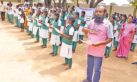 தஞ்சை மாற்றுத்திறன் பள்ளி மாணவர்கள் தீண்டாமை ஒழிப்பு உறுதிமொழி எடுத்துக்கொண்டனர்.