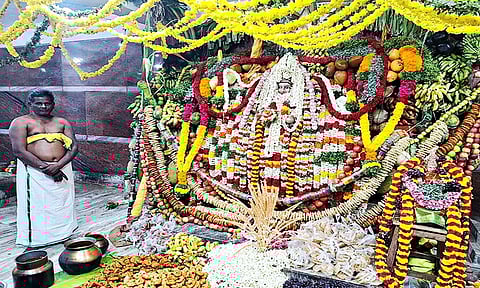 பூஜையில் அம்மனுக்கு சிறப்பு அலங்காரம் செய்யப்பட்டிருந்த காட்சி.