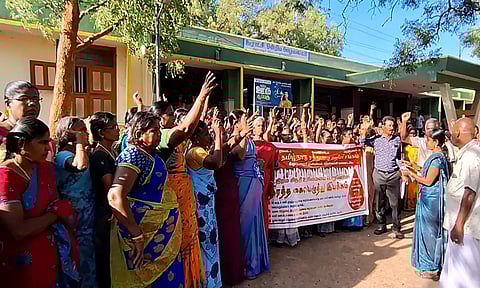 பாவூர்சத்திரத்தில் சத்துணவு ஊழியர் சங்கத்தினர் ஆர்ப்பாட்டம்