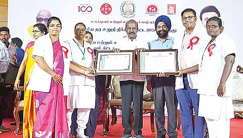 குமாரபாளையம் அரசு மருத்துவமனைக்கு அமைச்சர் சுப்ரமணியம் சிறப்பு விருது வழங்கியபோது எடுத்த படம்.