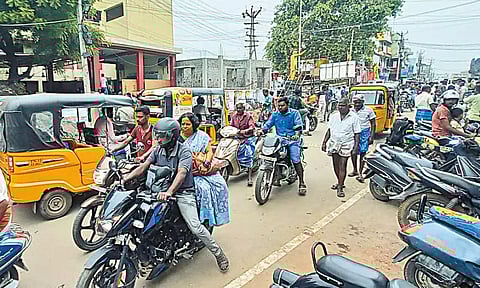 குன்றத்தூர் அரசு பள்ளிக்கு செல்லும் வழியில் போக்குவரத்து நெருக்கடியால் மாணவர்கள் அவதி