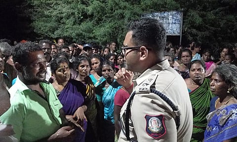 மறியலில் ஈடுபட்டவர்களிடம் மாவட்ட போலீஸ் சூப்பிரண்டு ஷசாங்சாய் பேச்சுவார்த்தை நடத்திய காட்சி.