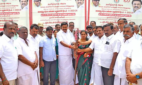 புதிய திட்டப்பணிகளை அமைச்சர் மு.பெ.சாமிநாதன் தொடங்கி வைத்த காட்சி. 