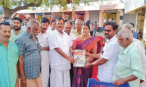 தோவாளை மலர் சந்தையில் துண்டு பிரசுரம் விநியோகித்த தளவாய்சுந்தரம் எம்.எல்.ஏ.