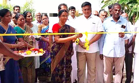 பூங்காவை ரிப்பன் வெட்டி திறந்து வைத்த காட்சி.