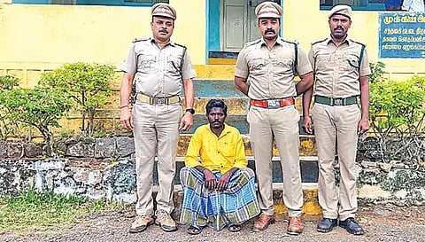 கைதான வெங்கடேசனுடன் வனத்துறை ஊழியர்கள் இருப்பதை படத்தில் காணலாம்.