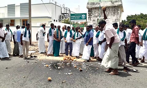 விவசாயி ஒருவர் தேங்காய் உடைத்த காட்சி.