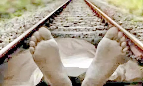 ரெயில் மோதி கல்லூரி மாணவர் சாவு