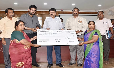 பயனாளிகளுக்கான காசோலையின் கூட்டுறவு சங்கங்களின் மாநில பதிவாளர் சுப்பையன் வழங்கினார். அருகில் கடலூர் கலெக்டர் அருண்தம்புராஜ் உள்ளார்.