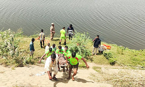 கடலூர் கெடிலம் ஆற்றில் மூழ்கி இறந்தவரின் உடலை தீயணைப்புத் துறையினர் மீட்டு கொண்டு வந்த போது எடுத்த படம்.