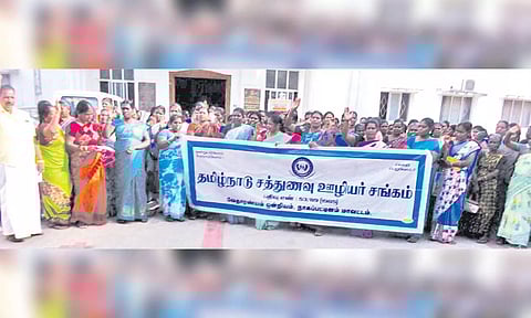 ஆர்ப்பாட்டத்தில் ஈடுபட்ட சத்துணவு ஊழியர்கள்.