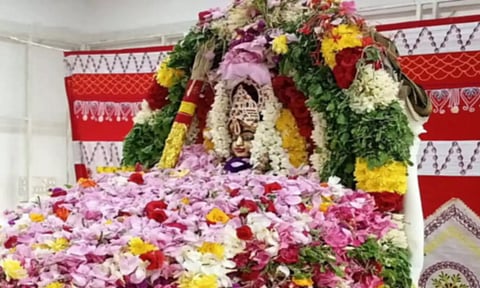 ஐயப்பனுக்கு புஷ்பாஞ்சலி