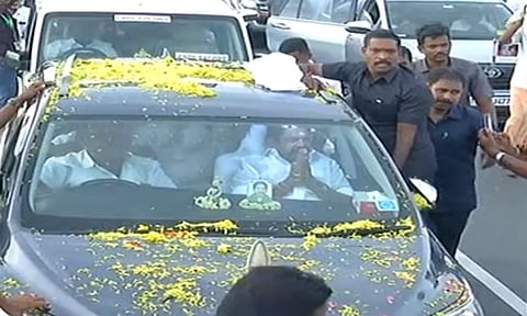 மதுரையில் அதிமுக மாநாடு- எடப்பாடி பழனிசாமிக்கு உற்சாக வரவேற்பு