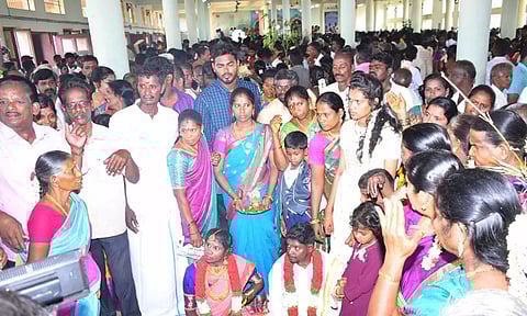 கடலூர் திருவந்திபுர தேவநாத சுவாமி கோவிலில் திருமணம் செய்த கொண்ட ஜோடியை படத்தில் காணலாம்.