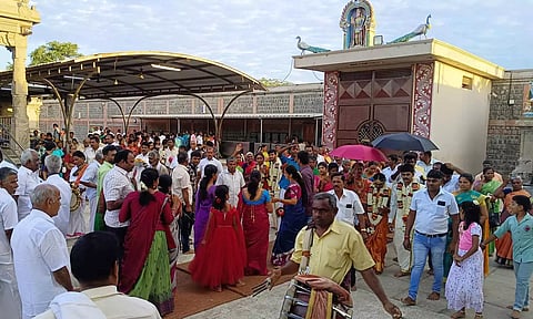 சென்னிமலை முருகன் கோவிலில் இன்று 17 ஜோடிகளுக்கு திருமணம்- உறவினர்களால் கலை கட்டிய கோவில் வளாகம்