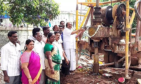 ஆழ்குழாய் கிணறு அமைக்கும் பணியை கென்னடி எம்.எல்.ஏ. தொடங்கி வைத்த காட்சி.