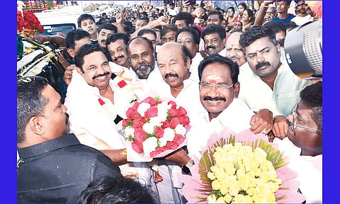 அ.தி.மு.க. மாநாட்டில் பங்கேற்க மதுரை வருகை தந்த பொதுச் செயலாளர் எடப்பாடி பழனிசாமிக்கு முன்னாள் அமைச்சர்கள் செல்லூர் ராஜூ, ஆர்.பி.உதயகுமார், மாவட்டச் செயலாளர் ராஜன் செல்லப்பா ஆகியோர் தலைமையில் வரவேற்பு அளிக்கப்பட்ட காட்சி.