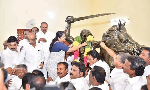 பாளையில் ஒண்டிவீரன் சிலைக்கு அரசு சார்பில் கனிமொழி எம்.பி. மரியாதை