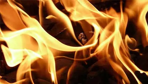 பணம் கேட்டு மிரட்டி பொக்லைன் எந்திரத்துக்கு தீவைப்பு