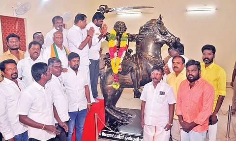 ஒண்டிவீரன் சிலைக்கு பா.ஜனதா மாநில தலைவர் அண்ணாமலை மாலை அணிவித்து மரியாதை செலுத்தியபோது எடுத்த படம்.