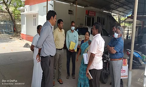 காரைக்கால் அரசு ஆஸ்பத்திரியில், கலெக்டர் குலோத்துங்கன் ஆய்வு மேற்கொண்ட காட்சி.
