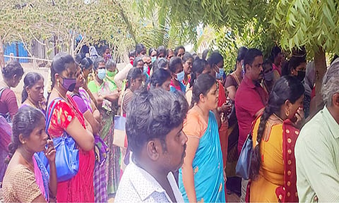 பால் பண்ணைக்குள் நுழைந்து முற்றுகையிட்ட ஆசிரியர் குழுவினரை படத்தில் காணலாம்.