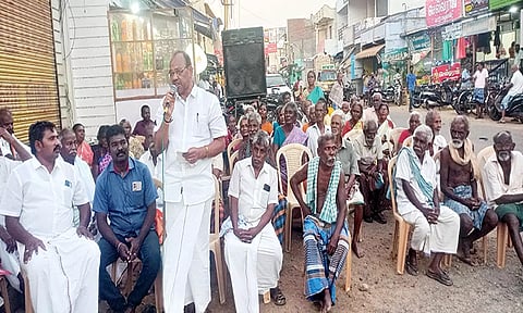 நலத்திட்ட உதவிகள் வழங்கி முன்னாள் எம்.பி. ராமசுப்பு பேசிய காட்சி.