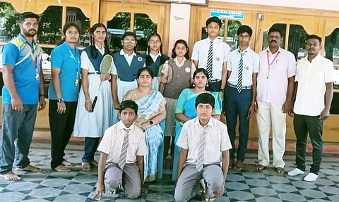 போட்டியில் வெற்றி பெற்ற பள்ளி மாணவ மாணவிகளை படத்தில் காணலாம்.