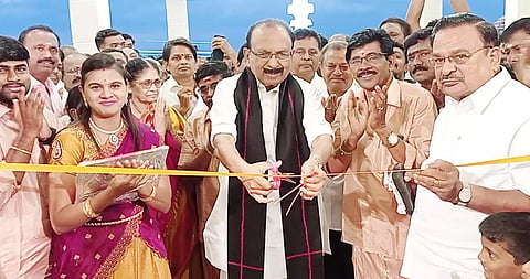சிவகாசியில் நடைபெற்ற லலிதா மஹால் திறப்பு விழாவில் ம.தி.மு.க. பொதுச் செயலாளர் வைகோ கலந்து கொண்டு ரிப்பன் வெட்டி திறந்து வைத்த போது எடுத்த படம்.