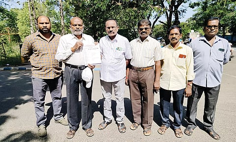 மனு அளிக்க வந்த முன்னாள் ராணுவ வீரர்கள்.