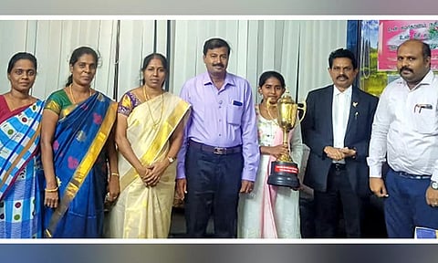 ஆக்ஸ்போர்டு பள்ளி மாணவிக்கு கேடயம்