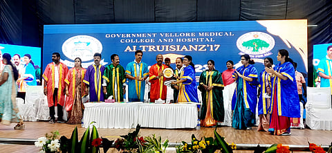 அடுக்கம்பாறை அரசு மருத்துவ கல்லூரி பட்டமளிப்பு விழாவில் அமைச்சர் மா.சுப்பிரமணியனுக்கு கல்லூரி முதல்வர் பாப்பாத்தி நினைவு பரிசு வழங்கினார். 