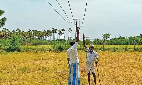 தாழ்வாக செல்லும் மின்கம்பிகள்.