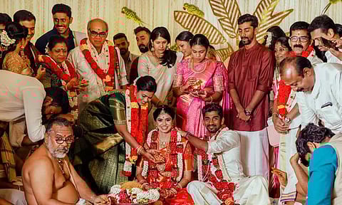 தமிழக கிரிக்கெட் வீரர் பாபா அபராஜித் திருமணம்- நீச்சல் வீராங்கனையை மணந்தார்