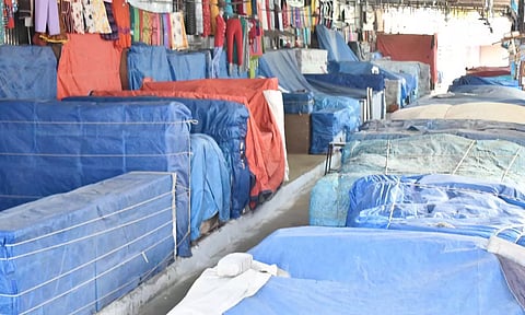 ஈரோட்டில் கனி மார்க்கெட் ஜவுளி சந்தை அடைக்கப்பட்டுள்ளதை படத்தில் காணலாம்.