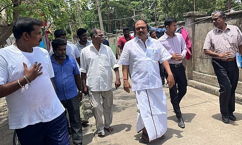 சேதமான ஏ.எப்.டி. மைதான மதில் சுவரை கென்னடி எம்.எல்.ஏ. பார்வையிட்ட காட்சி.