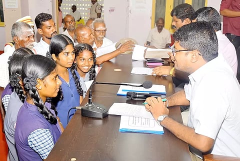 மக்கள் குறைதீர்க்கும் முகாமில் மனு அளிக்க வந்த மாணவிகளிடம் கலெக்டர் விஷ்ணுசந்திரன் உரையாடினார்.