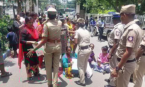 திருவள்ளூரில் பரபரப்பு: கலெக்டர் காலில் விழுந்து பட்டாகேட்ட நரிக்குறவர்கள்