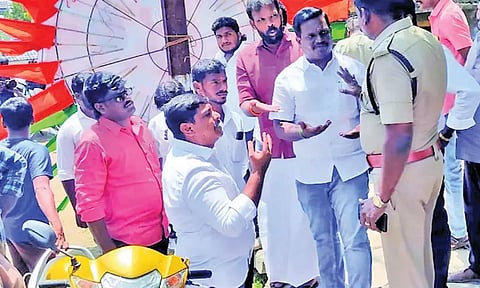 போராட்டத்தில் ஈடுபட்ட பா.ஜ.க.வினருடன் போலீசார் பேச்சுவார்த்தை நடத்திய காட்சி.