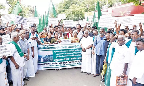 தமிழகத்திற்கான காவிரி நீரை வழங்காத கர்நாடக அரசை கண்டித்து தஞ்சையில் விவசாயிகள் ஆர்ப்பாட்டம்