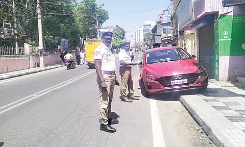 நாகர்கோவிலில் நடைபாதையில் நிறுத்திய காருக்கு அபராதம்