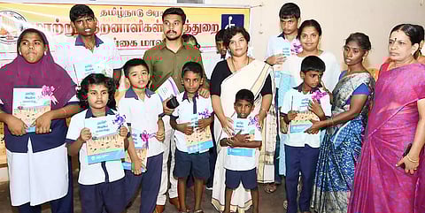 குறை தீர்க்கும் நாள் கூட்டத்தில் கலெக்டர் ஆஷா அஜித், மாற்றுத்திறனாளிகள் நலத்துறையின் சார்பில் அறிவுசார் குறைபாடுடைய மாற்றுத்திறனாளி குழந்தைகளுக்கு எண்ணும் எழுத்தும் பயிற்சிக்கான நூல்களை வழங்கினார்.