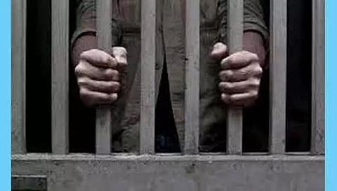 மோட்டார் சைக்கிள்-செல்போன் திருடிய 2 வாலிபர்கள் கைது