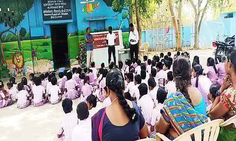 விழிப்புணர்வு நிகழ்ச்சி நடந்தபோது எடுத்த படம்.