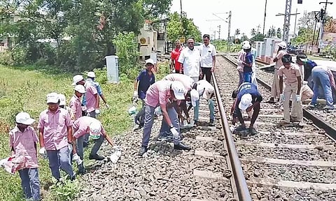 பாபநாசம் ெரயில் நிலையத்தில் தூய்மை பணி.