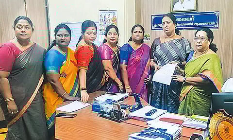 அ.தி.மு.க. மாநாட்டில் கனிமொழியை விமர்சித்து பாடல்: மகளிர் ஆணையத்தில் தி.மு.க. மகளிரணி புகார் மனு